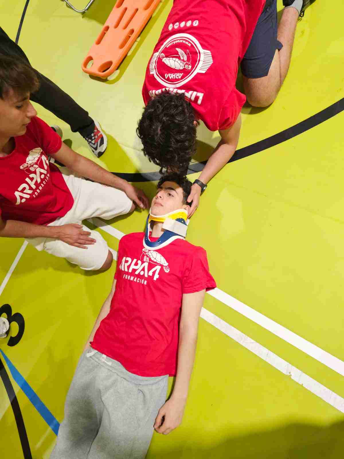 Práctica de inmovilización de una víctima en piscina durante la formación de socorristas de ARPA4